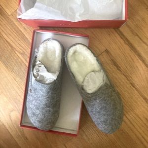 NIB NWT gray felt clog slides with furry insides
